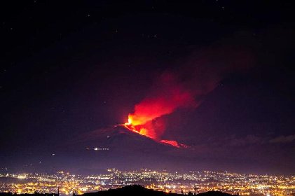 https://www.ragusanews.com/immagini_articoli/20-01-2021/1611134567-le-foto-dell-eruzione-dell-etna-6-280.jpg