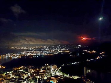 https://www.ragusanews.com/immagini_articoli/20-01-2021/1611134589-le-foto-dell-eruzione-dell-etna-7-280.jpg