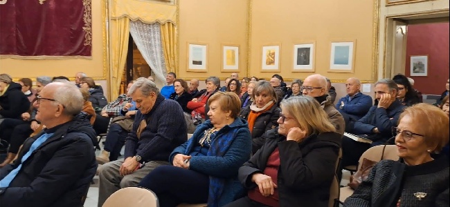 https://www.ragusanews.com/immagini_articoli/20-01-2024/1705765545-il-dialetto-degli-iblei-nella-ricerca-di-pino-nifosi-1-300.jpg