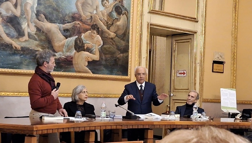 https://www.ragusanews.com/immagini_articoli/20-01-2024/1705765578-il-dialetto-degli-iblei-nella-ricerca-di-pino-nifosi-3-500.jpg