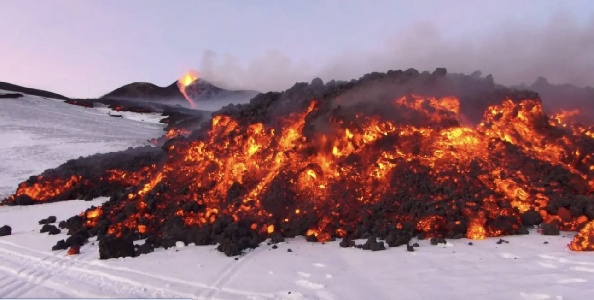 https://www.ragusanews.com/immagini_articoli/20-02-2025/etna-la-spettacolare-eruzione-e-l-assalto-dei-turisti-finiscono-anche-sul-nyt-300.jpg