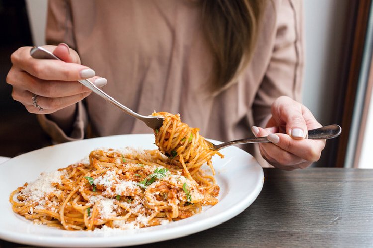 https://www.ragusanews.com/immagini_articoli/20-03-2019/mangiare-pasta-sera-bene-500.jpg