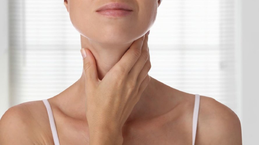 https://www.ragusanews.com/immagini_articoli/20-03-2019/problemi-tiroide-segreti-per-tenerla-forma-500.jpg
