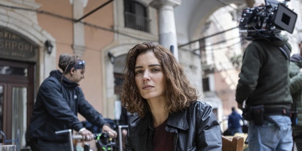 https://www.ragusanews.com/immagini_articoli/20-03-2024/vanina-guarrasi-il-personaggio-di-cassar-scalia-su-canale-5-300.jpg