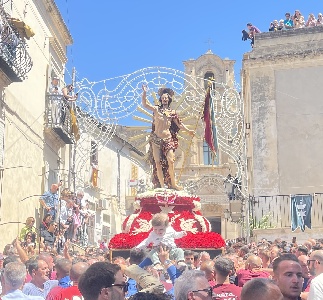 https://www.ragusanews.com/immagini_articoli/20-04-2025/cristo-risorto-gioia-londra-chiama-scicli-risponde-video-300.jpg