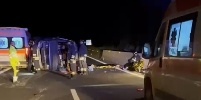 https://www.ragusanews.com/immagini_articoli/20-04-2025/minivan-si-ribalta-in-autostrada-tra-catania-e-messina-muore-una-donna-8-feriti-100.jpg
