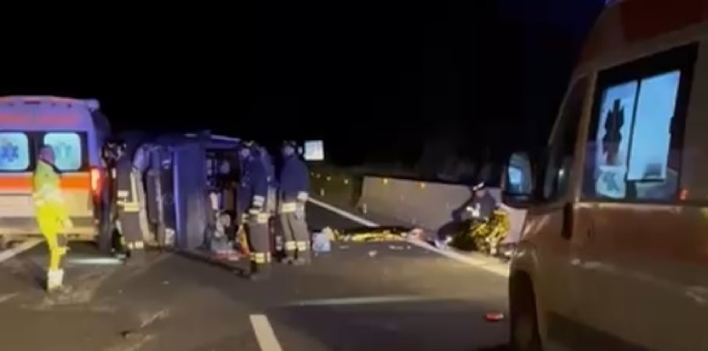 https://www.ragusanews.com/immagini_articoli/20-04-2025/minivan-si-ribalta-in-autostrada-tra-catania-e-messina-muore-una-donna-8-feriti-500.jpg