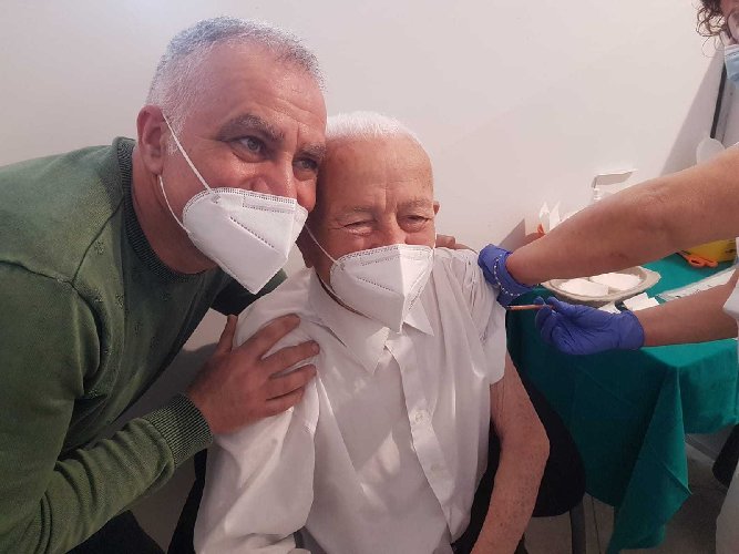 https://www.ragusanews.com/immagini_articoli/20-05-2021/porta-un-anziano-vinci-un-vaccino-l-ultima-carta-di-musumeci-500.jpg