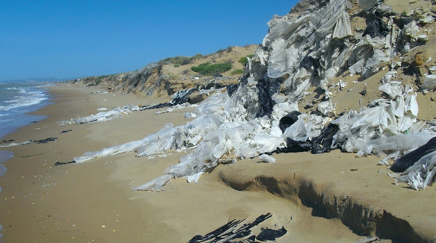 https://www.ragusanews.com/immagini_articoli/20-05-2022/1653033349-spiagge-di-rifiuti-12-a-ogni-passo-sulla-sabbia-i-lidi-siciliani-off-limi-1-500.jpg