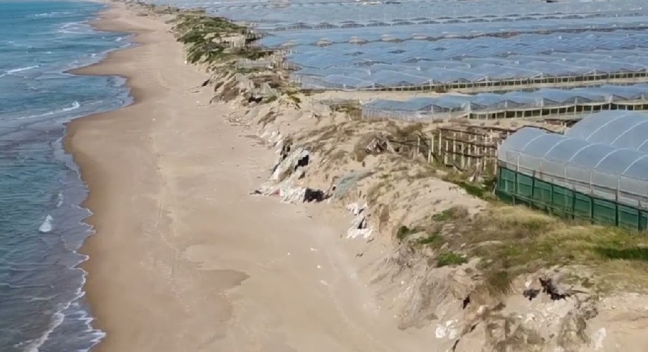 https://www.ragusanews.com/immagini_articoli/20-05-2022/1653033355-spiagge-di-rifiuti-12-a-ogni-passo-sulla-sabbia-i-lidi-siciliani-off-limi-3-500.jpg