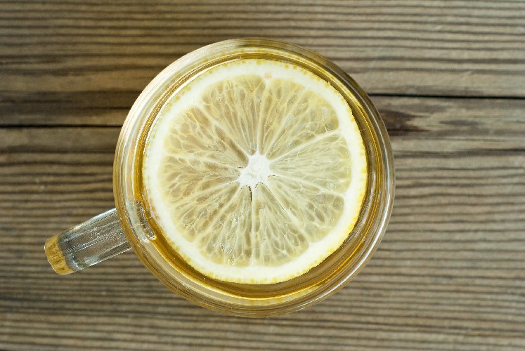 https://www.ragusanews.com/immagini_articoli/20-06-2019/perche-bere-acqua-e-limone-500.jpg