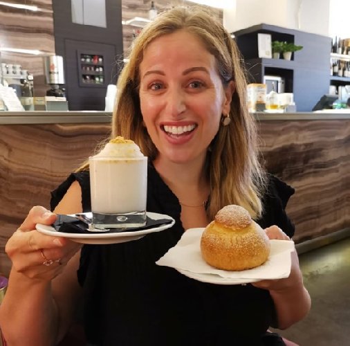 https://www.ragusanews.com/immagini_articoli/20-07-2019/cliomakeup-mangia-la-granita-a-ragusa-500.jpg