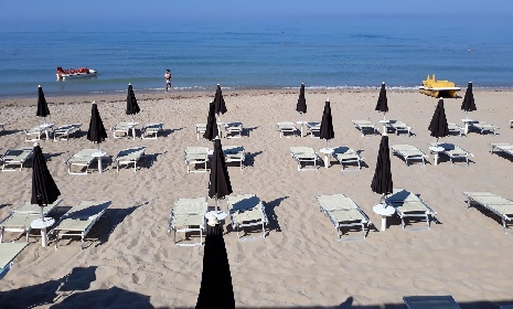 https://www.ragusanews.com/immagini_articoli/20-07-2021/sempre-meno-spiagge-libere-in-sicilia-boom-delle-concessioni-280.jpg