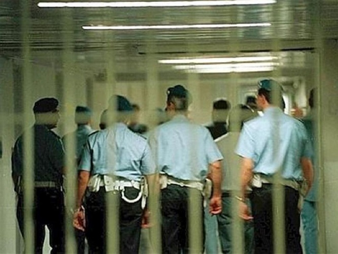 https://www.ragusanews.com/immagini_articoli/20-07-2022/augusta-altri-due-poliziotti-mandati-in-pronto-soccorso-dai-detenuti-500.jpg