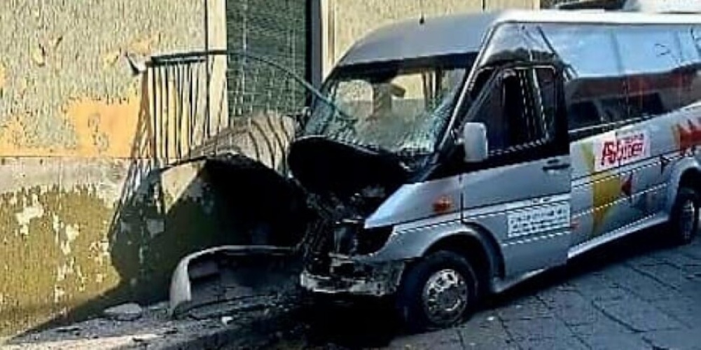 https://www.ragusanews.com/immagini_articoli/20-07-2024/minibus-pieno-di-turisti-si-schianta-sedici-feriti-500.jpg