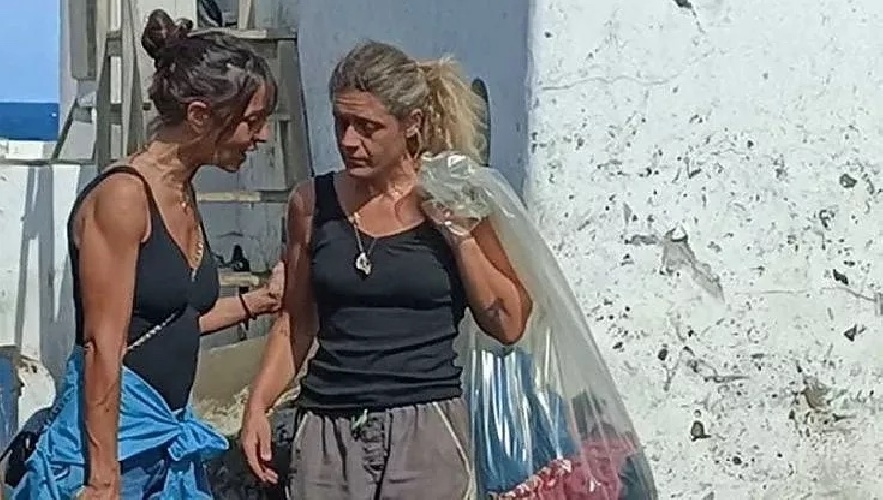 https://www.ragusanews.com/immagini_articoli/20-08-2022/1661020535-ambra-angiolini-torna-a-stromboli-a-due-mesi-dall-incendio-sul-set-1-500.jpg