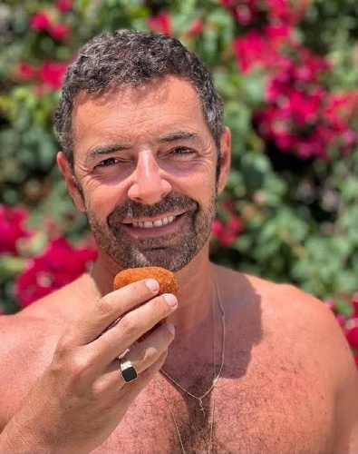 https://www.ragusanews.com/immagini_articoli/20-08-2022/hello-sicilia-alberto-matano-luna-di-miele-al-modica-col-marito-500.jpg