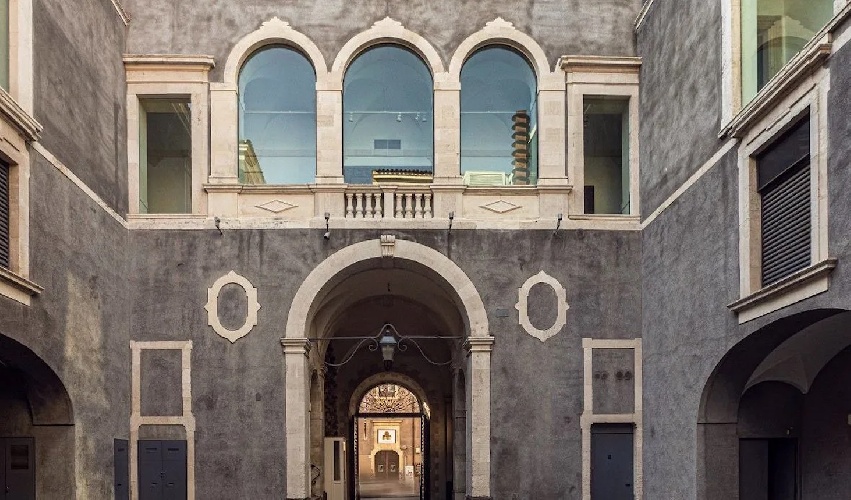 https://www.ragusanews.com/immagini_articoli/20-10-2023/1697894953-pittori-siciliani-del-900-a-palazzo-valle-a-catania-1-500.jpg