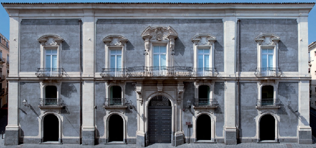 https://www.ragusanews.com/immagini_articoli/20-10-2023/1697895024-pittori-siciliani-del-900-a-palazzo-valle-a-catania-2-500.jpg