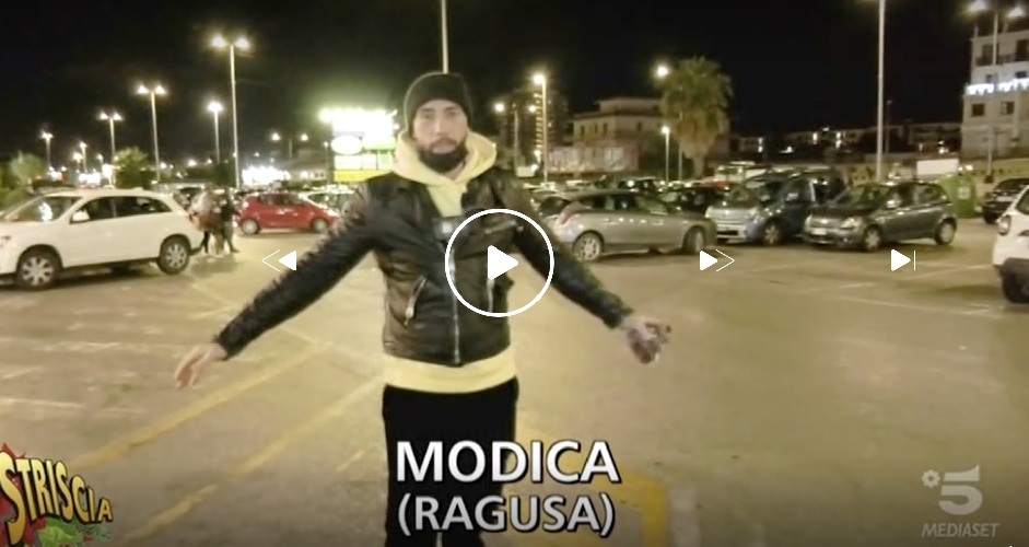https://www.ragusanews.com/immagini_articoli/20-12-2021/brumotti-e-striscia-colpiscono-automobilisti-su-stalli-disabili-a-modica-500.jpg