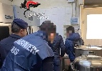 https://www.ragusanews.com/immagini_articoli/20-12-2024/nel-ristorante-di-aci-trezza-carne-e-pesce-scaduti-100.jpg