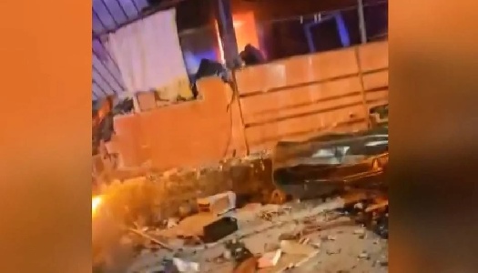 https://www.ragusanews.com/immagini_articoli/21-01-2025/1737489924-catania-esplosione-per-fuga-di-gas-mentre-operai-e-tecnici-erano-al-lavoro-3-palazzine-danneggiate-3-300.jpg