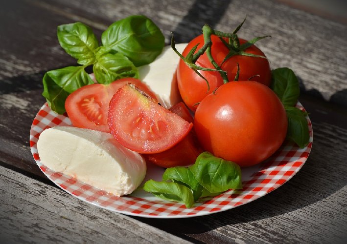 https://www.ragusanews.com/immagini_articoli/21-02-2020/miti-alimentari-da-sfatare-e-vero-che-la-mozzarella-fa-ingrassare-500.jpg