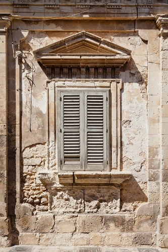 https://www.ragusanews.com/immagini_articoli/21-02-2022/ragusa-500mila-euro-di-mancia-per-rifarsi-il-look-500.jpg
