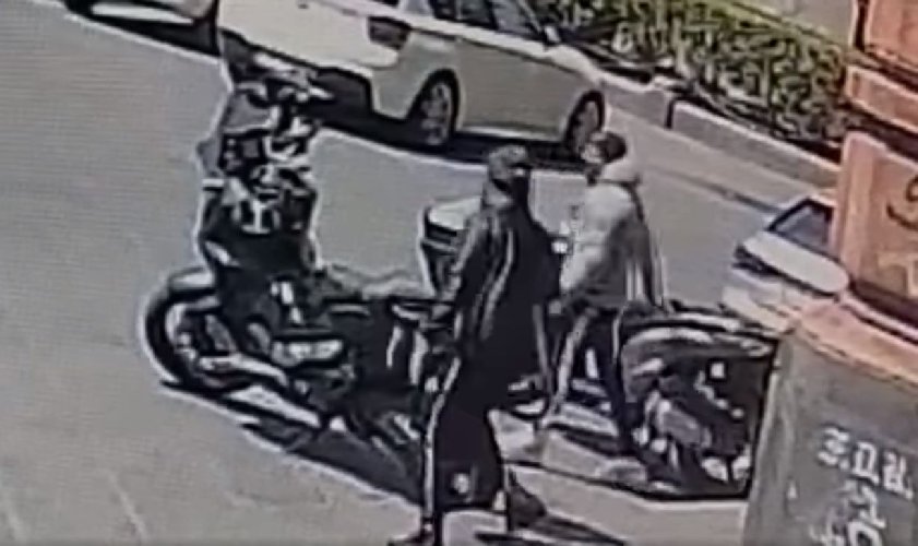 https://www.ragusanews.com/immagini_articoli/21-04-2021/catania-come-ti-rubo-il-motorino-in-5-in-centro-e-in-pieno-giorno-video-500.jpg