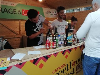 https://www.ragusanews.com/immagini_articoli/21-05-2018/1526898526-catania-finalmente-street-food-deve-foto-2-240.jpg
