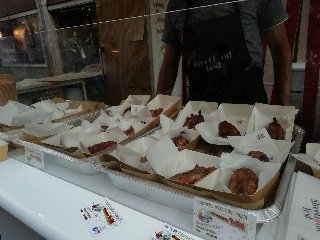 https://www.ragusanews.com/immagini_articoli/21-05-2018/1526898526-catania-finalmente-street-food-deve-foto-5-240.jpg