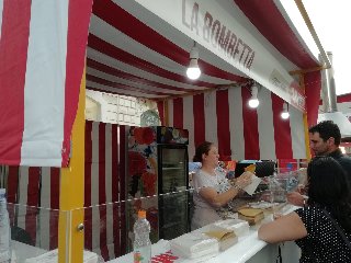 https://www.ragusanews.com/immagini_articoli/21-05-2018/1526898526-catania-finalmente-street-food-deve-foto-9-240.jpg