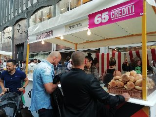 https://www.ragusanews.com/immagini_articoli/21-05-2018/1526898527-catania-finalmente-street-food-deve-foto-11-240.jpg