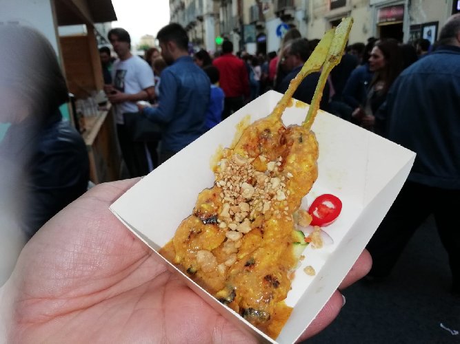 https://www.ragusanews.com/immagini_articoli/21-05-2018/1526898527-catania-finalmente-street-food-deve-foto-13-500.jpg