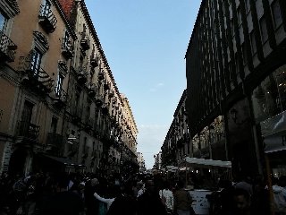 https://www.ragusanews.com/immagini_articoli/21-05-2018/1526898527-catania-finalmente-street-food-deve-foto-15-240.jpg