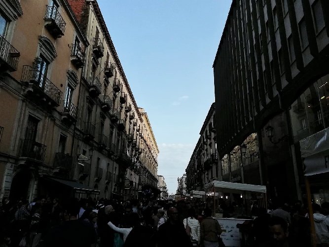 https://www.ragusanews.com/immagini_articoli/21-05-2018/1526898527-catania-finalmente-street-food-deve-foto-15-500.jpg