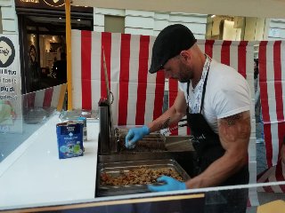 https://www.ragusanews.com/immagini_articoli/21-05-2018/1526898527-catania-finalmente-street-food-deve-foto-16-240.jpg