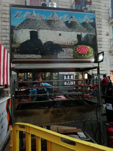 https://www.ragusanews.com/immagini_articoli/21-05-2018/1526898527-catania-finalmente-street-food-deve-foto-18-500.jpg