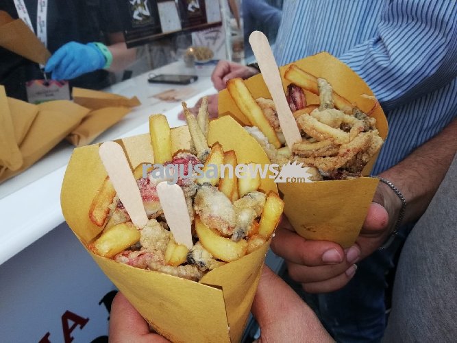 https://www.ragusanews.com/immagini_articoli/21-05-2018/catania-finalmente-street-food-deve-foto-500.jpg