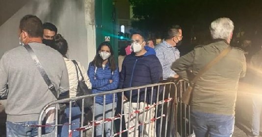 https://www.ragusanews.com/immagini_articoli/21-05-2021/la-notte-dei-vaccini-iniezioni-e-code-a-notte-fonda-a-palermo-foto-video-280.jpg