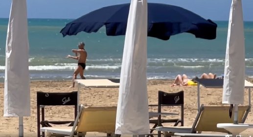 https://www.ragusanews.com/immagini_articoli/21-05-2021/marina-di-ragusa-tipi-da-spiaggia-il-karateka-solitario-video-280.jpg