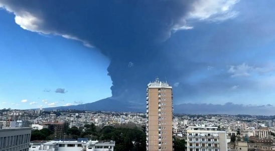 https://www.ragusanews.com/immagini_articoli/21-05-2023/l-etna-erutta-caduta-di-cenere-e-allerta-rossa-300.jpg