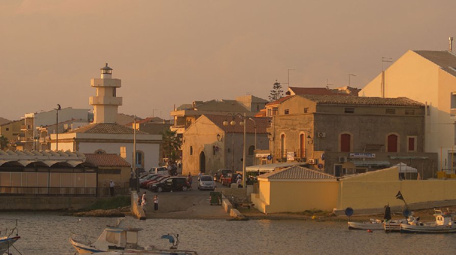 https://www.ragusanews.com/immagini_articoli/21-06-2018/vittoria-palchi-estate-punta-brand-scoglitti-500.jpg