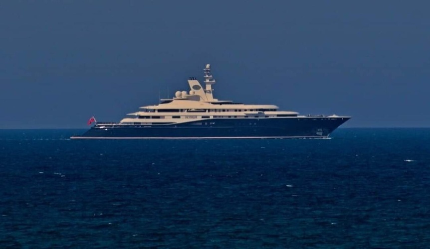 https://www.ragusanews.com/immagini_articoli/21-06-2022/lo-yacht-faraomico-al-mirqab-nel-mare-di-scicli-500.jpg