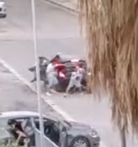 https://www.ragusanews.com/immagini_articoli/21-06-2024/la-piazza-della-droga-al-centro-della-sparatoria-di-scicli-300.jpg