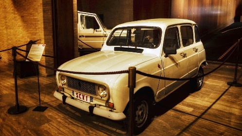 https://www.ragusanews.com/immagini_articoli/21-07-2021/1626874670-le-auto-dei-papi-5-280.jpg