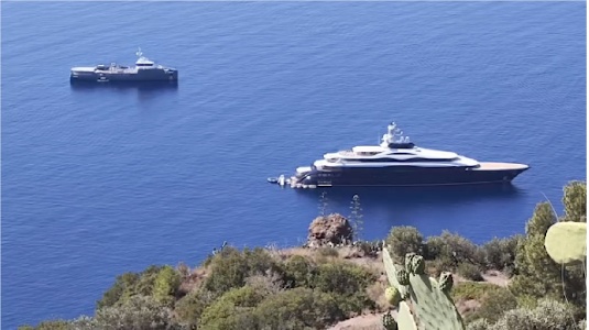 https://www.ragusanews.com/immagini_articoli/21-07-2024/zuckerberg-in-sicilia-il-patron-di-facebook-a-lipari-con-due-megayacht-300.jpg