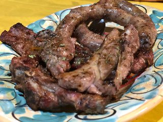 https://www.ragusanews.com/immagini_articoli/21-08-2018/1534862608-castrato-salumi-formaggi-floresta-nebrodi-piatto-foto-6-240.jpg