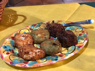 https://www.ragusanews.com/immagini_articoli/21-08-2018/1534863462-castrato-salumi-formaggi-floresta-nebrodi-piatto-foto-1-240.jpg