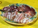 https://www.ragusanews.com/immagini_articoli/21-08-2018/castrato-salumi-formaggi-floresta-nebrodi-piatto-foto-100.jpg